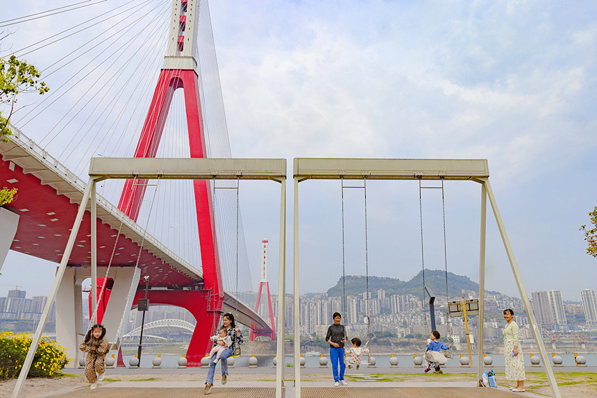 市民在櫻花渡公園蕩秋千。曾英豪攝