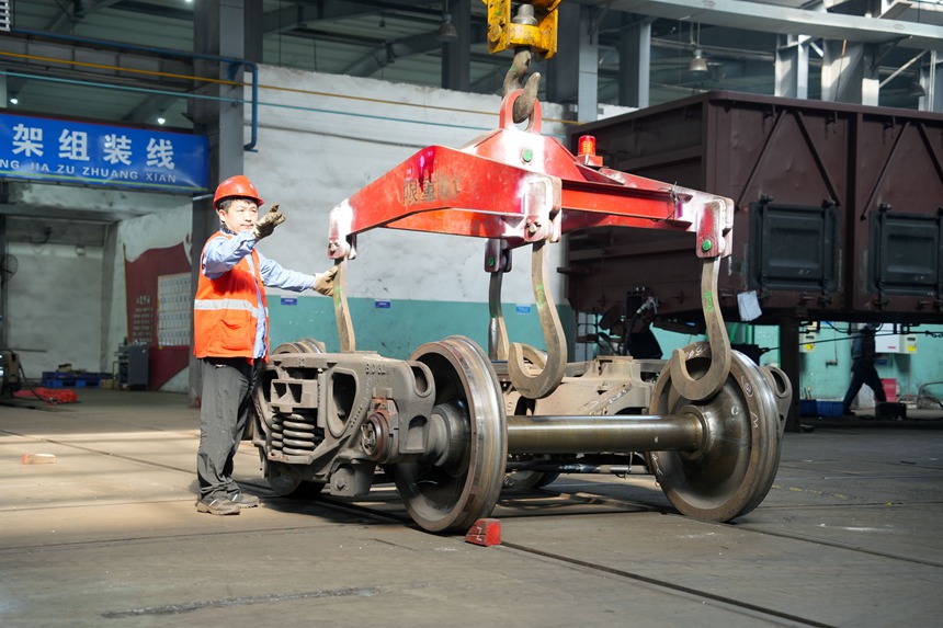 車輛鉗工正在進行轉向架吊運作業。吳晉超攝