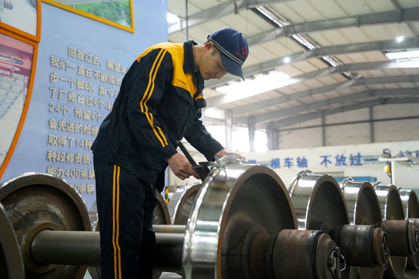 輪軸裝修工正在進行輪對測量作業。吳晉超攝