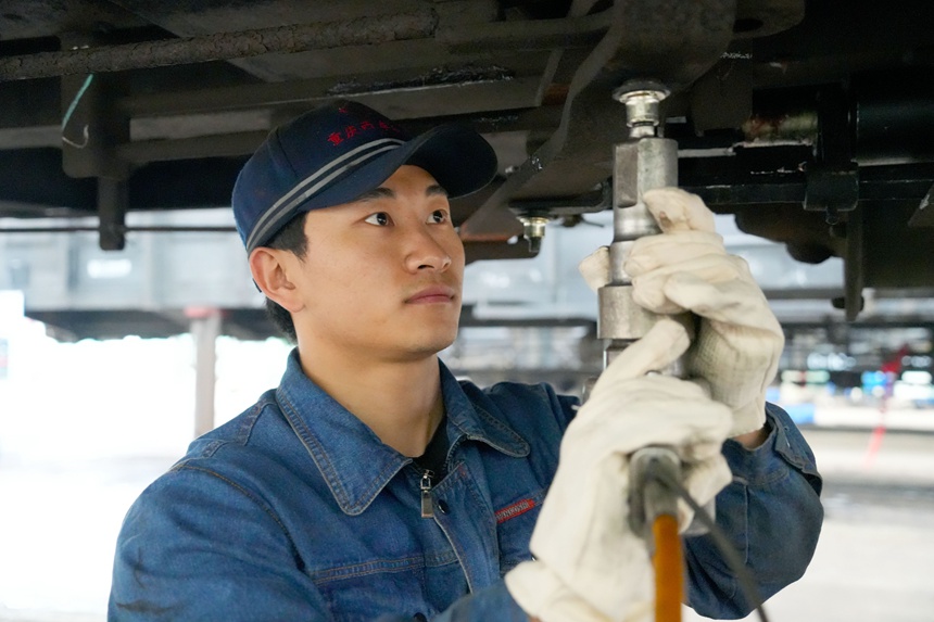 鉚工正在底體架鉚接作業。吳晉超攝