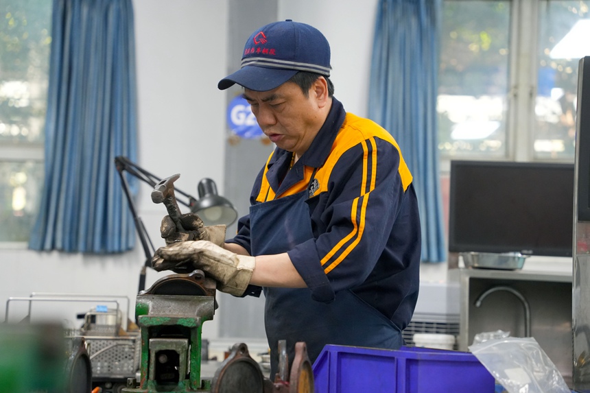 制動鉗工正在進行制動閥分解作業。吳晉超攝