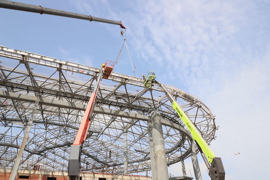 “五一”小長假期間，上千名建設者在重慶江北國際機場T3B航站樓施工現場堅守崗位。中建八局供圖