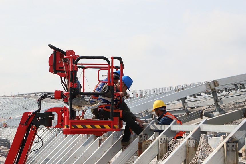 4月29日，工作人員在重慶江北國際機場T3B航站樓施工現場進行屋面施工。中建八局供圖