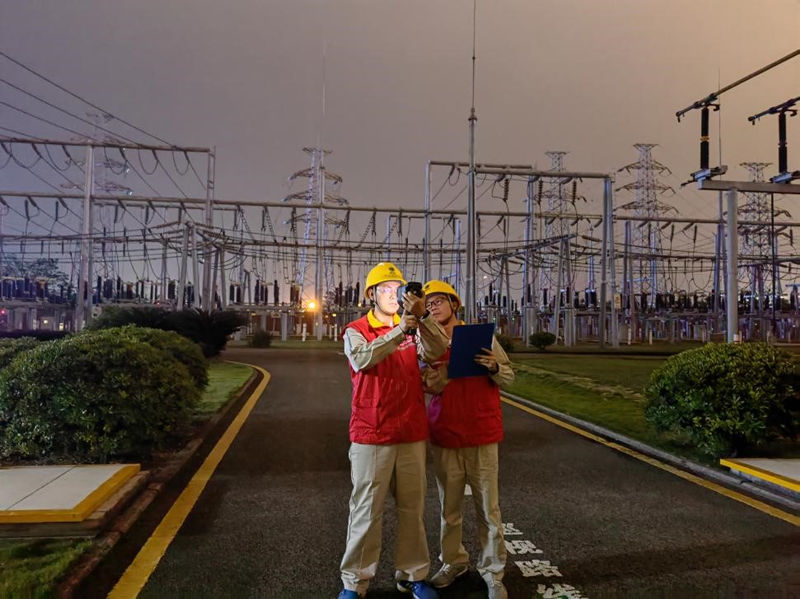 4月29日，國網璧山供電公司員工對220千伏田家變電站進行保電特巡。陳曉曉攝