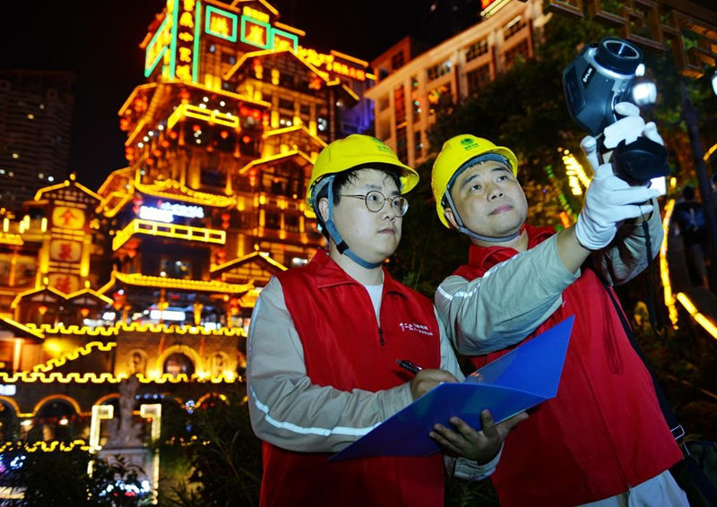 4月30日，國家電網紅巖（市區渝中）共產黨員服務隊在洪崖洞景區開展巡視，守護山城璀璨夜。韓薇攝