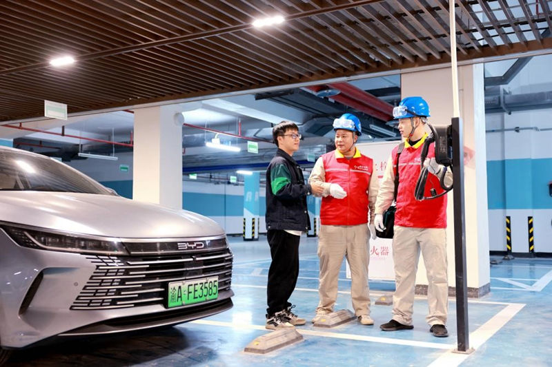 4月30日，國網大足供電公司員工對全區重要充電站開展特巡工作。王非凡攝