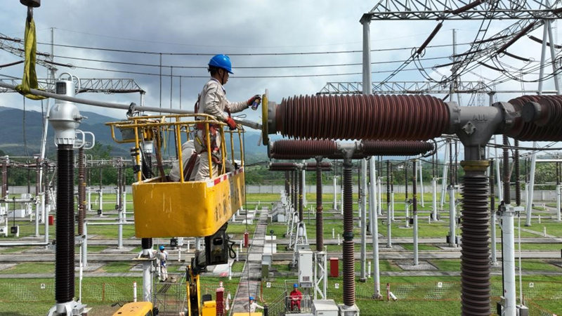 5月1日，國網重慶超高壓公司變電檢修員工正在500千伏長壽變電站進行作業。李濤攝