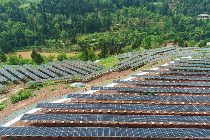 國網重慶銅梁供電公司員工在少云光伏發電場走訪。顏玲莉攝