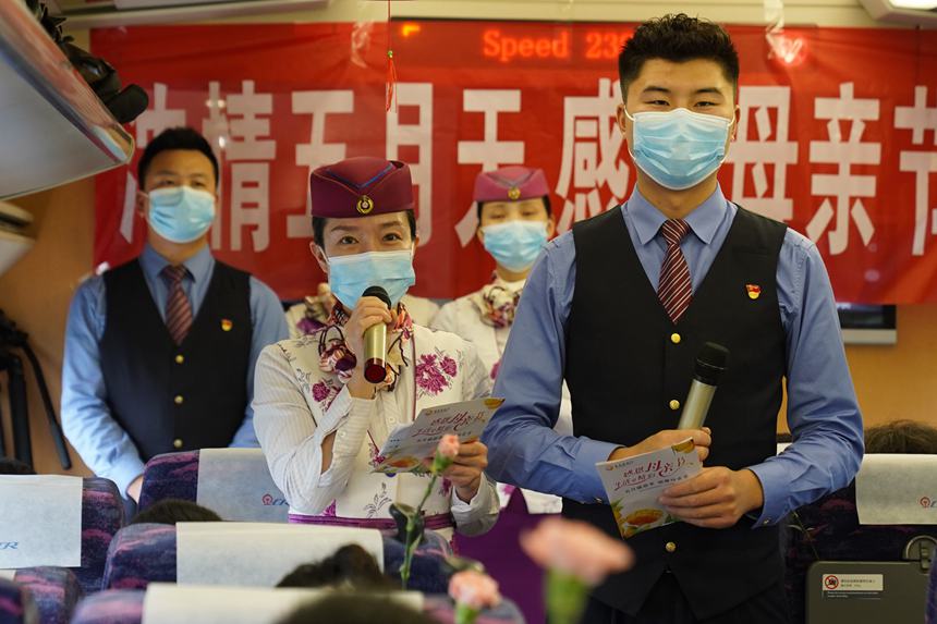 圖8 5月12日，C6409次列車上，乘務員向旅客送上節日祝福。李文航攝