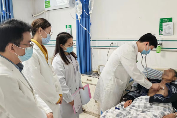 內科、全科團隊與中醫、康復團隊共同開展醫療查房。璧山區大興鎮中心衛生院供圖