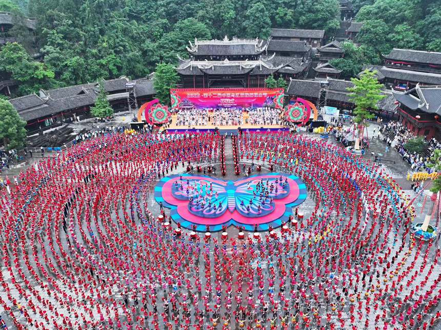 第十二屆國烏江苗族踩花山節現場。趙勇攝