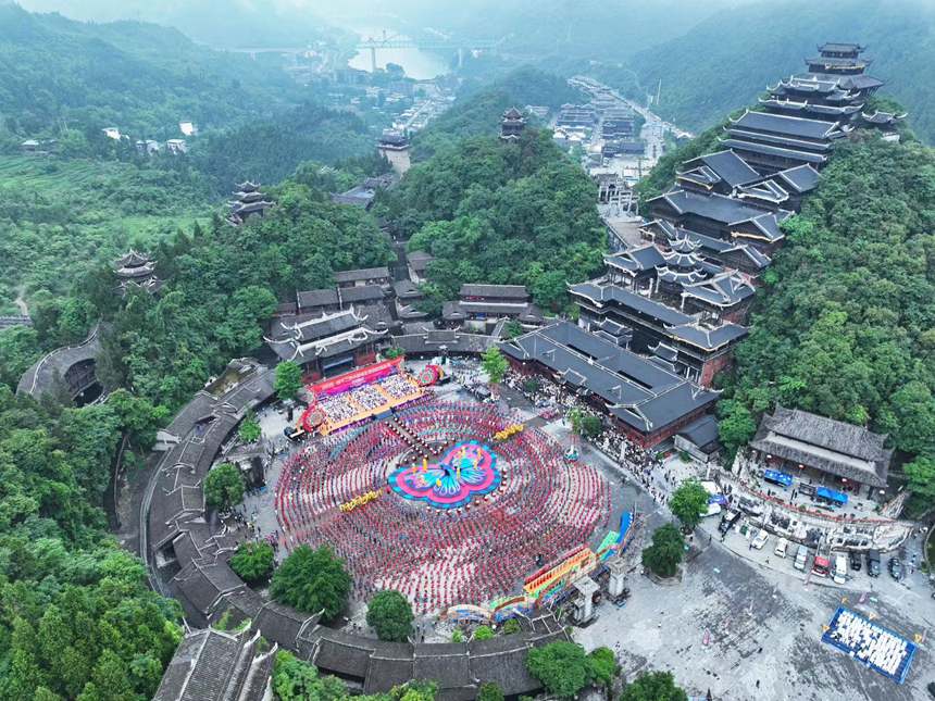 第十二屆國烏江苗族踩花山節現場。趙勇攝