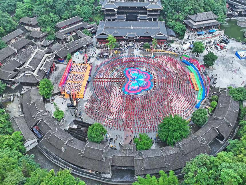 第十二屆國烏江苗族踩花山節現場。趙勇攝