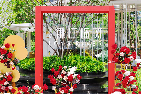 交付現場。保億置業供圖