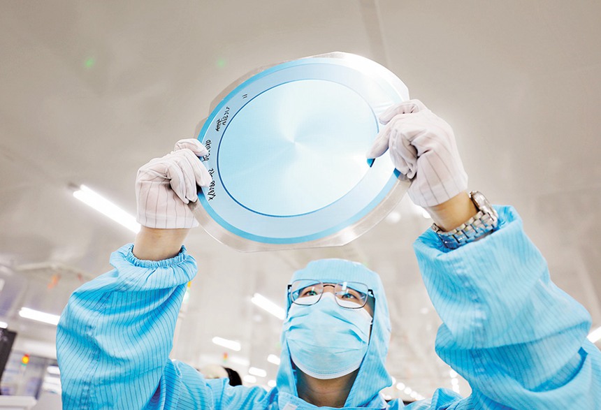 位于梁平高新區的重慶平偉實業股份有限公司射頻及功率器件制造中心生產車間，工人查看生產的電子芯片。近年來，梁平區搶抓機遇，打造以設計、制造、封測、應用等產業為主導的集成電路產業集群，推進新型工業化。（攝于5月9日）特約攝影 劉輝/視覺重慶