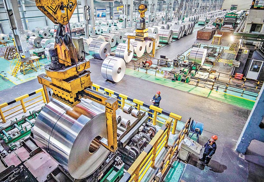 西南鋁（集團）有限責任公司，工人在生產線上忙碌。西南鋁通過加快技術創新，在航空用高性能鋁合金薄板、厚板等多個產品領域形成領先優勢。（攝于1月5日）記者 鄭宇 攝/視覺重慶