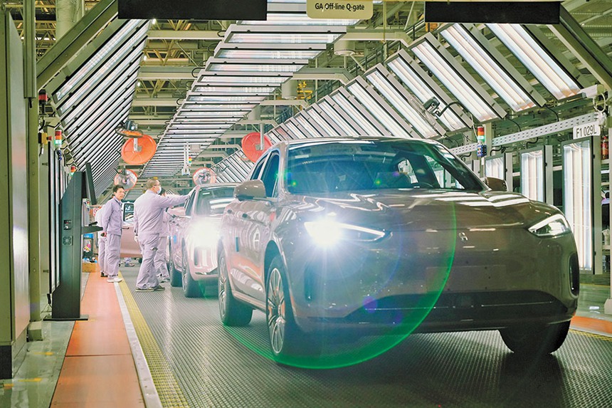 賽力斯兩江智慧工廠，員工檢測新能源汽車。賽力斯集團股份有限公司是以新能源汽車為核心業務的科技型制造企業，業務涉及新能源汽車及核心三電（電池、電驅、電控）、傳統汽車及核心部件總成的研發、制造、銷售及服務，其整車遠銷全球70多個國家和地區。（攝于2月8日）記者 劉旖旎 攝/視覺重慶