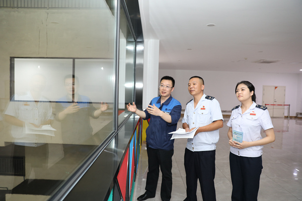 江津區稅務人員走訪重慶三峰百果園環保發電有限公司，了解企業生產經營情況，宣傳環保稅等稅費政策。趙飛攝