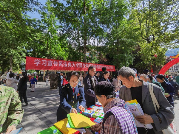 城口縣稅務人員正在向群眾宣傳民法典相關知識。鄧忠瑞攝