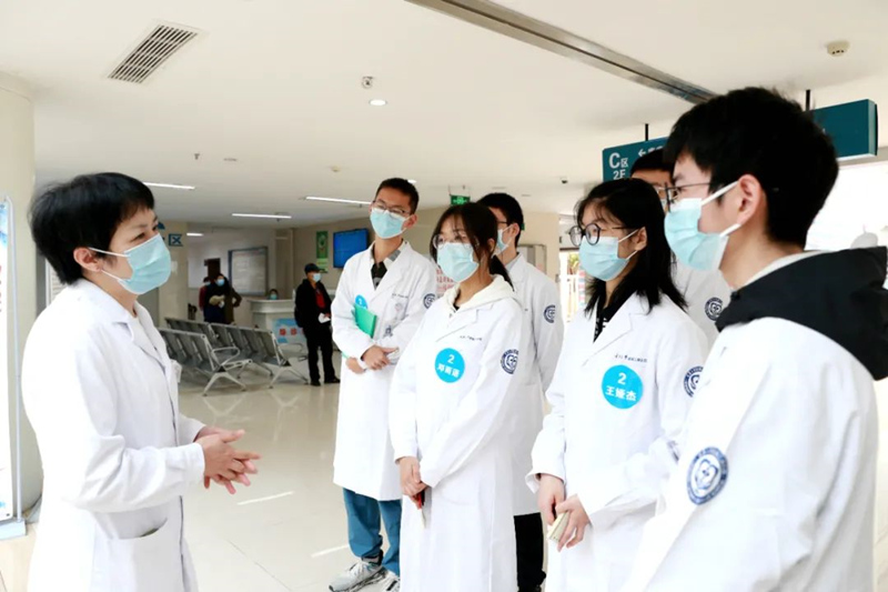 刁攀婭醫生（左一）帶領重慶大學醫學院學生們了解門診流程。