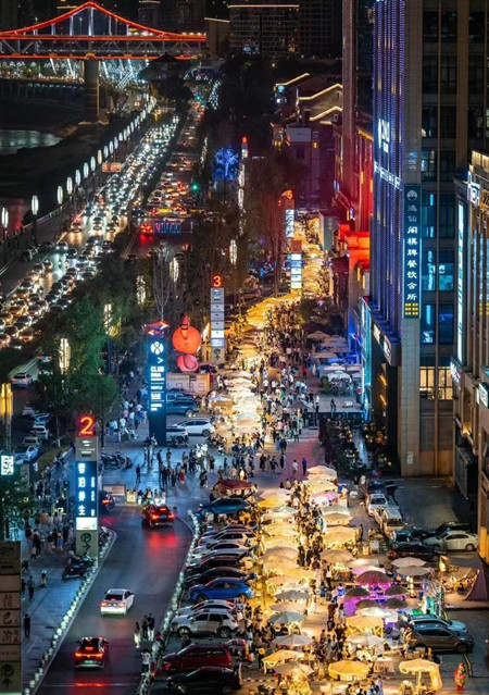 位于重慶北濱路鎏嘉碼頭的小熊集市熱鬧不已。常宏攝