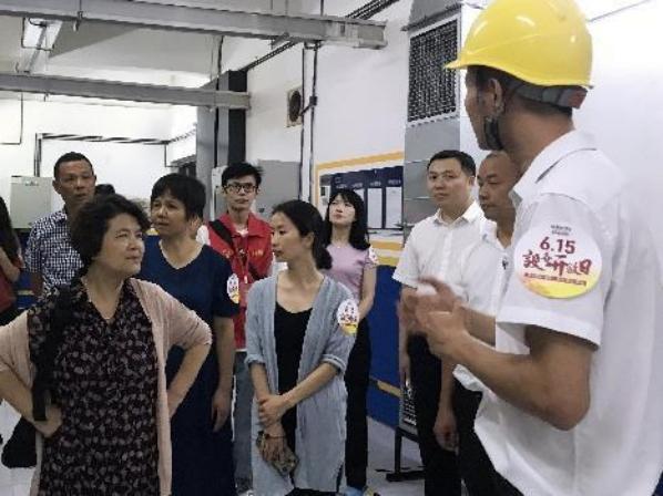 體驗者一行參觀設備房。新鷗鵬物業供圖