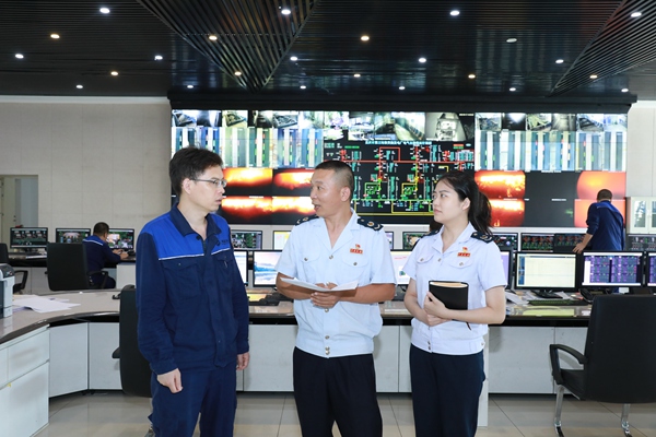 江津區稅務人員實地走訪重慶三峰百果園環保發電有限公司，宣傳綠色稅收相關政策，鼓勵企業向“綠”發展。趙飛攝