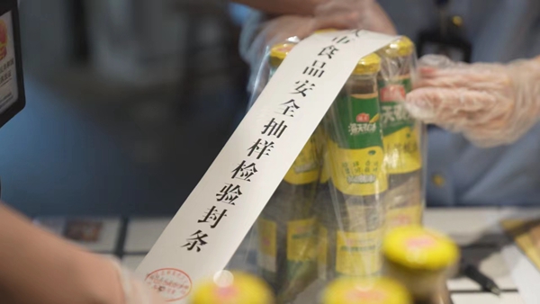 市場監管執法人員對抽樣的耗油進行封樣。重慶市市場監管局供圖