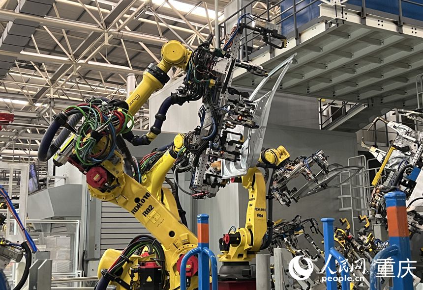                                           重慶：“融圈”再提速 “雙城”闊步向未來                            王斌來 劉政寧 胡虹 焦磊 2023年03月02日                              川渝兩地，山水相連、人文相親，經濟相融、產業互通。2023年，成渝地區雙城經濟圈建設進入第四個年頭。為全面推進現代化新重慶建設開好局起好步，今年1月28日召開的重慶市建設成渝地區雙城經濟圈工作推進大會明確提出：把雙城經濟圈建設作為重慶市委“一號工程”和全市工作總抓手總牽引...                【詳細】                           