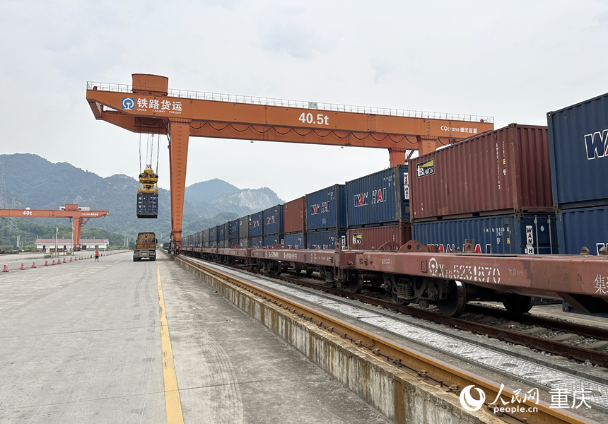 小南埡鐵路物流中心的塔吊起吊集裝箱。人民網記者 劉政寧攝