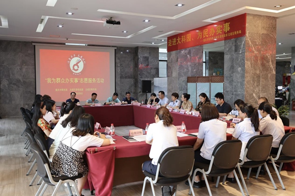 座談會現場，10戶企業代表面對面咨詢稅費政策。楊蔓攝