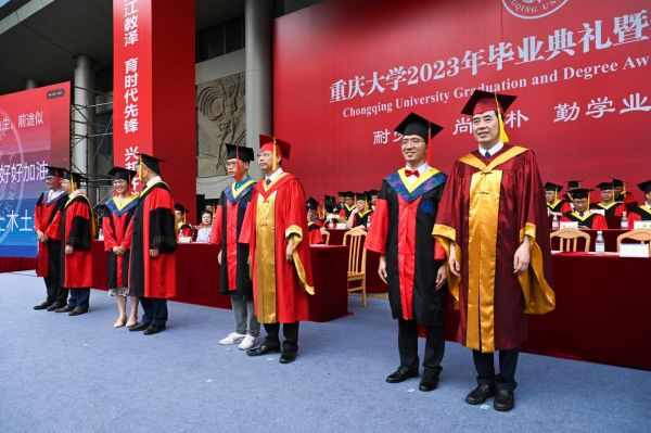 學位授予儀式現場。鄒樂攝