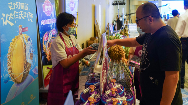 重慶采購商與參展商洽談對接。吳汪洋攝