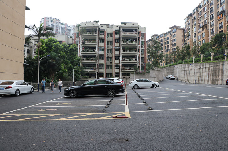 果研所家屬院小區內新建的停車場。胥世鵬攝