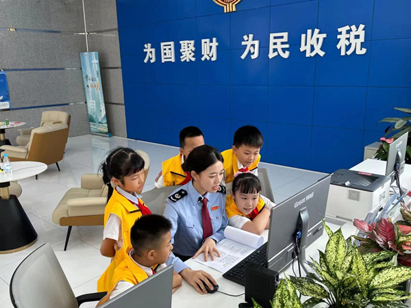 活動中，保稅區稅務人員向孩子們演示網上辦稅。熊玉婷攝