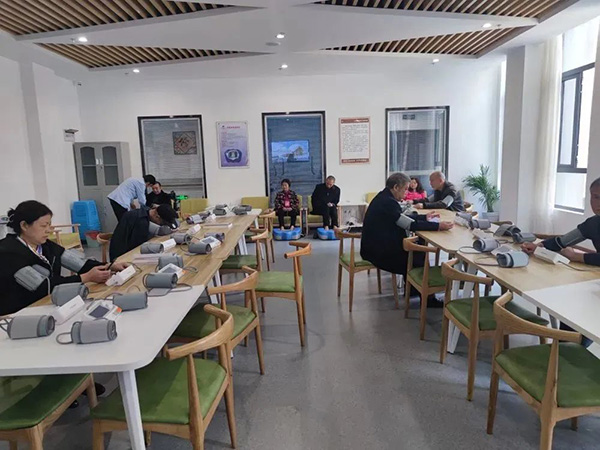 空港佳園公租房小區居民正在進行健康體檢。市住房城鄉建委供圖