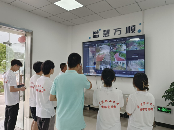 重慶理工大學鄉村振興促進團參觀智慧萬順模塊。重慶理工大學供圖