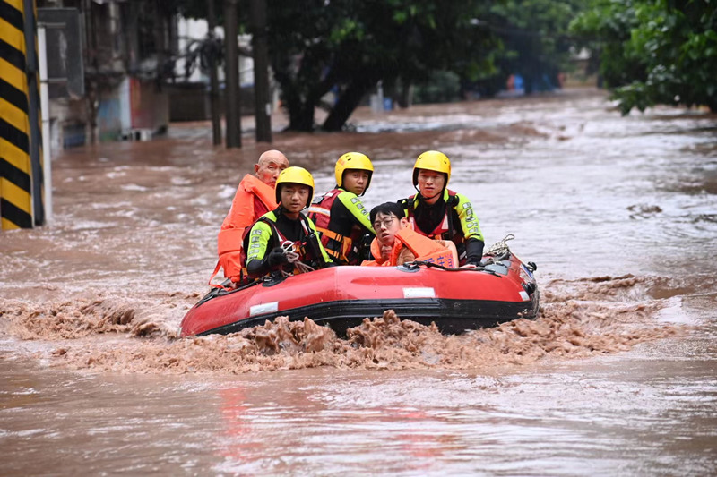 救援人員在轉移受災群眾。冉孟軍攝