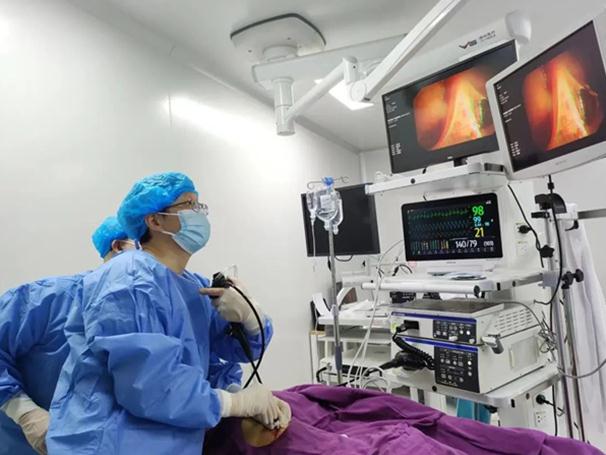 萬耘為患者做手術。重慶西區醫院供圖