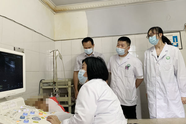 為患者進行術前評估。江津區中醫院供圖