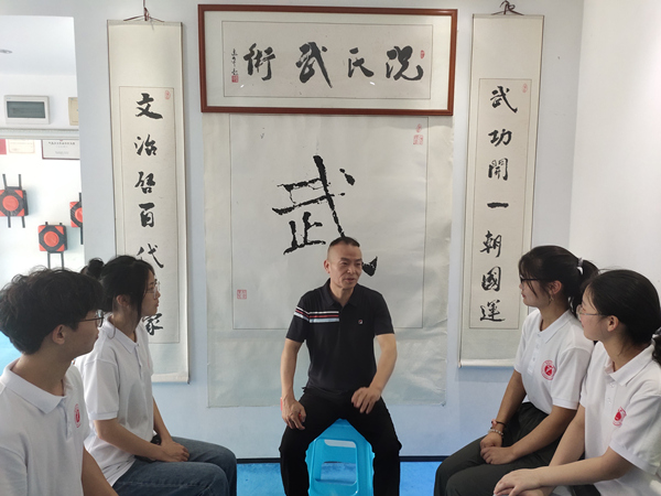 況欽華向實踐團成員講解況氏武術。重慶理工大學供圖