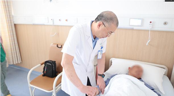 蔣曉江檢查患者恢復情況。重慶西區醫院供圖