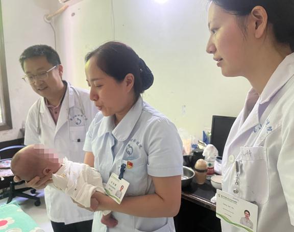 吳丕六帶領醫護團隊對早產兒進行入戶訪視。璧山區婦幼保健院供圖