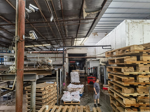 金融機構前往萬州藍希絡食品有限公司，查看受災情況。人民銀行重慶營業管理部供圖