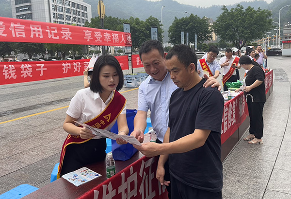 為當地群眾普及金融知識。農發行重慶市分行供圖