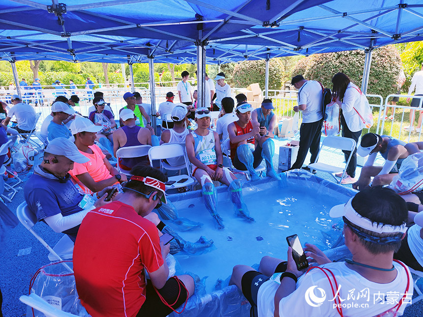 選手賽后冰敷降溫恢復。人民網記者 趙夢月 攝