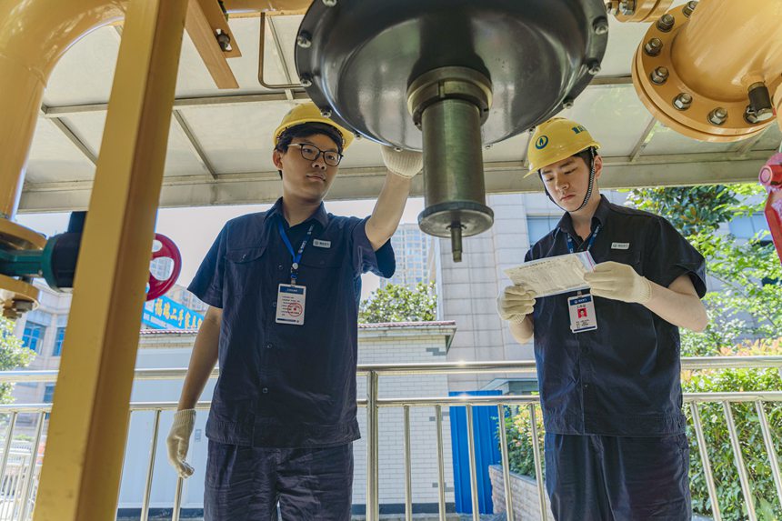 7月5日，重慶燃氣集團大渡口分公司員工在高溫下巡檢半島逸景公租房附近燃氣調壓設施。重慶燃氣集團供圖