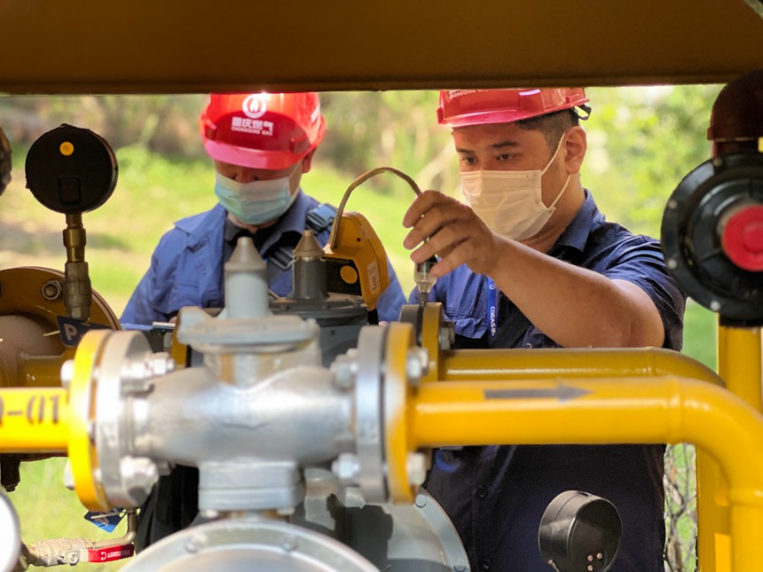 重慶燃氣集團沙坪壩分公司在高溫下對轄區設備進行巡檢。重慶燃氣集團供圖