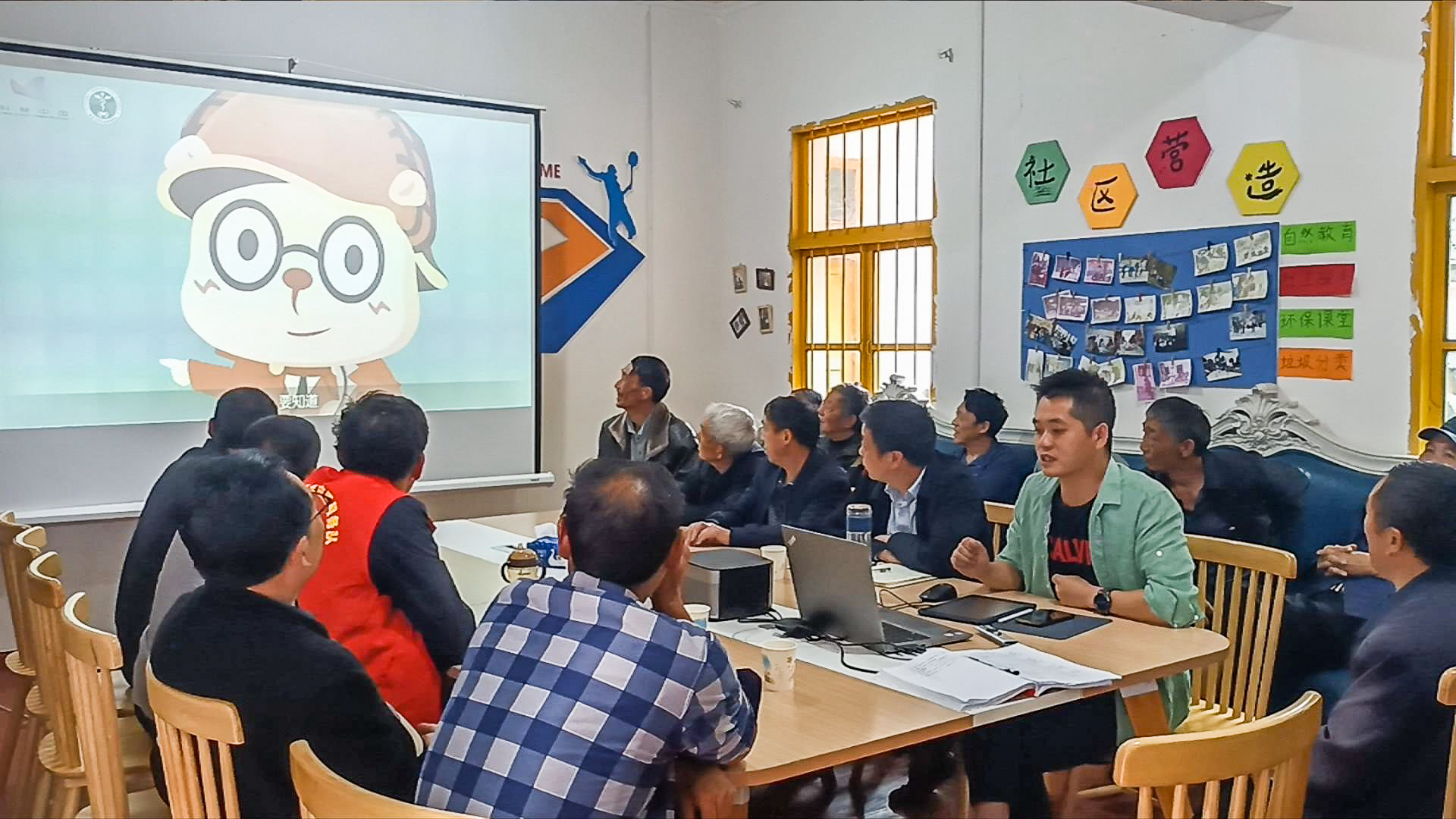 村委會組織村民集中觀看科普視頻。
