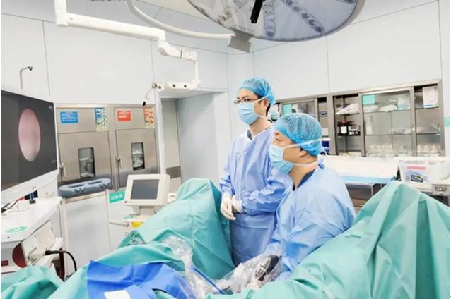 李新為患者進行微創手術。重慶松山醫院供圖